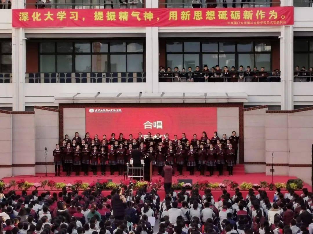 为什么现在的领导一边要你努力工作，一边总是在和你说些工作无关的话，比如你哪里人，结婚吗，买房了吗？